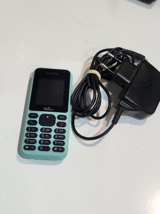 Telefon cu butoane cu încărcător