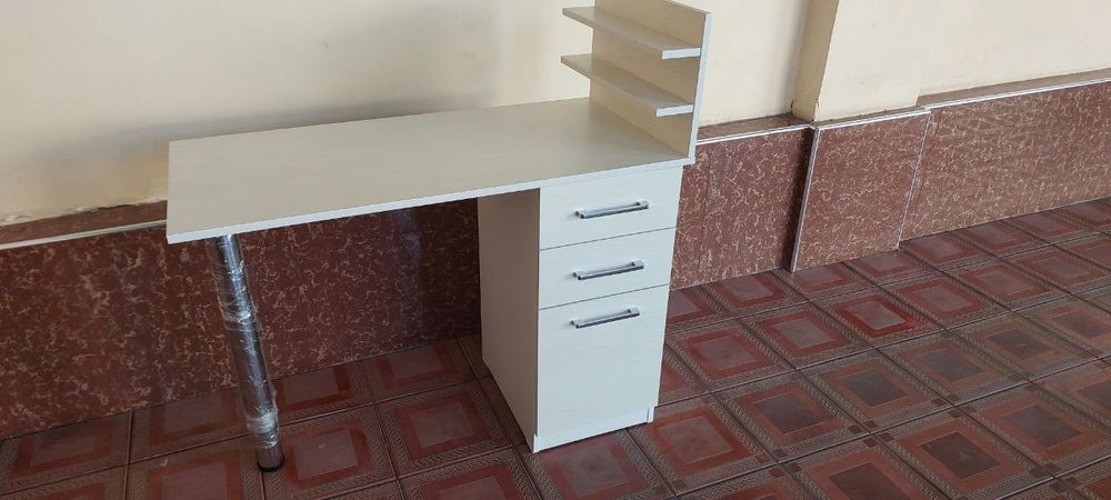 Маникюрный стол новый