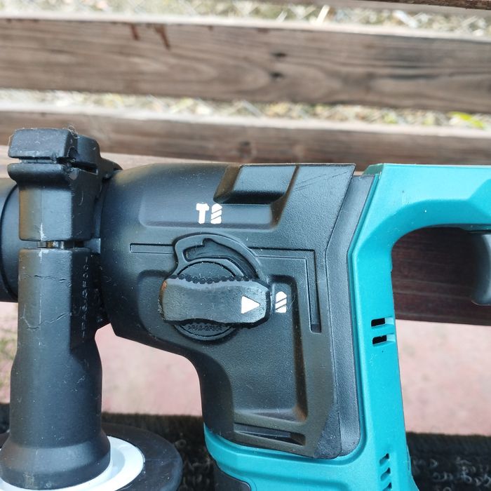 Акумулаторен перфоратор безчетков Makita HR166D  Li-Ion