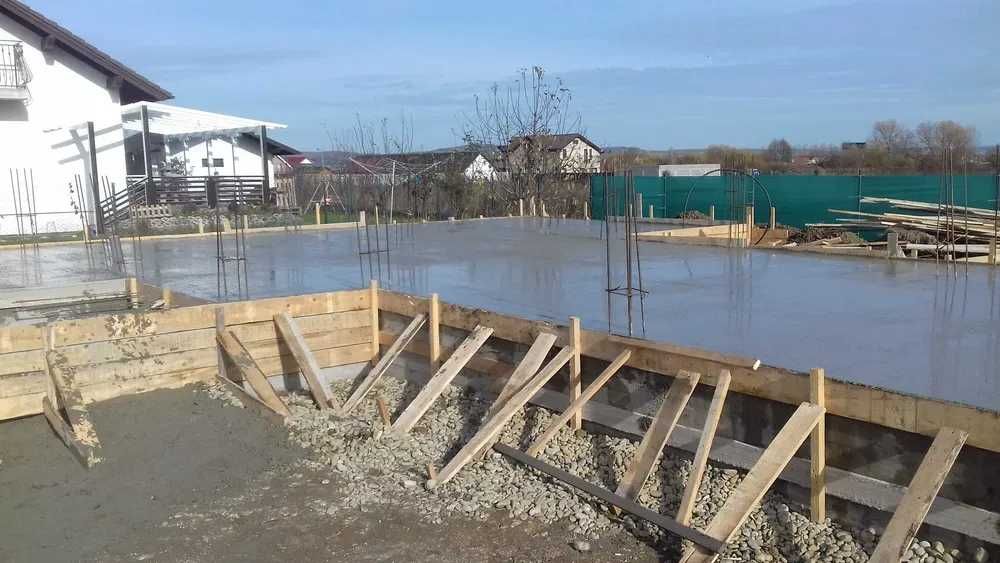 Constructie case la rosu/ gri sau la cheie