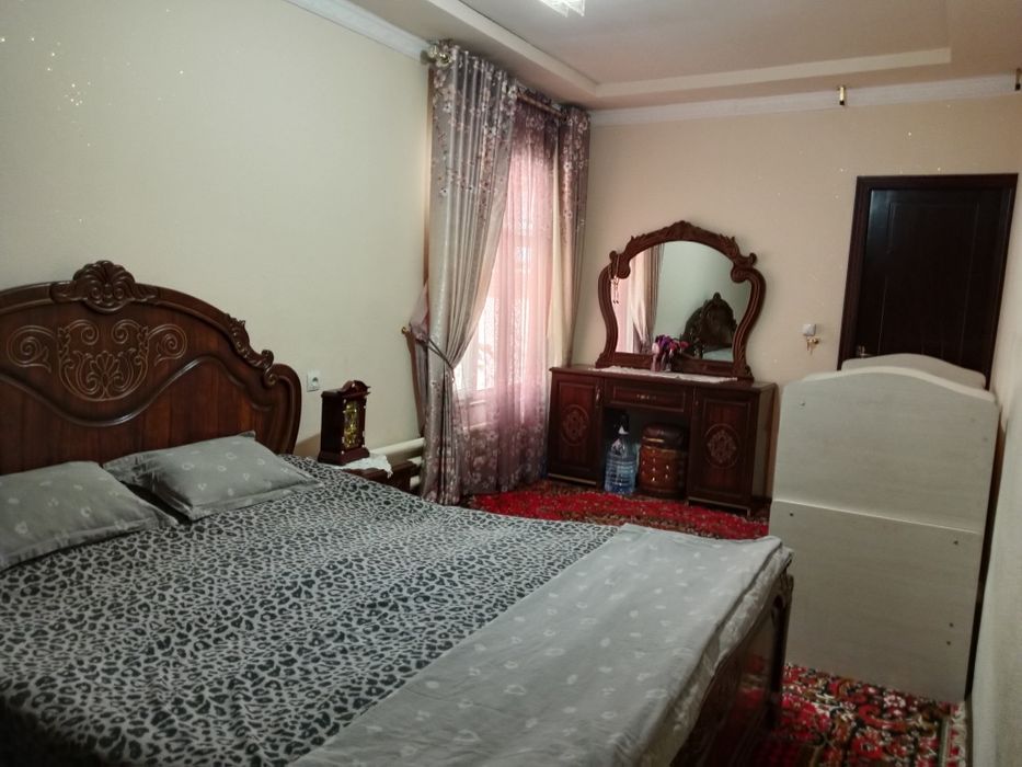 Uy sotiladi shtabda 3 sotiq 6 xona  holati yaxshi  narxii kelishamz