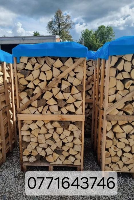 Lemne de foc tăiate și sparte la palet