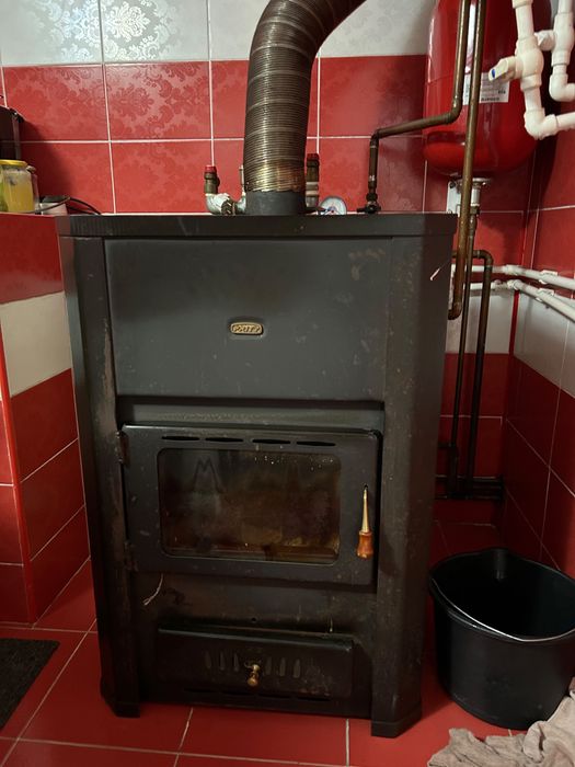 Vând termoșemineu 24kw lemne +boiler 80 L + vas expansiune + sistem instalație