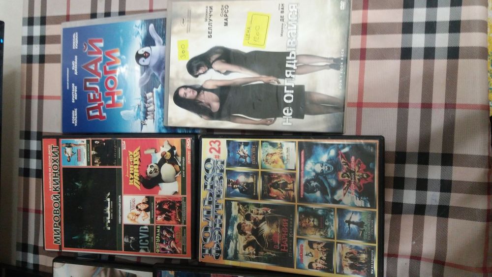 DVD и CD диски с фильмами
