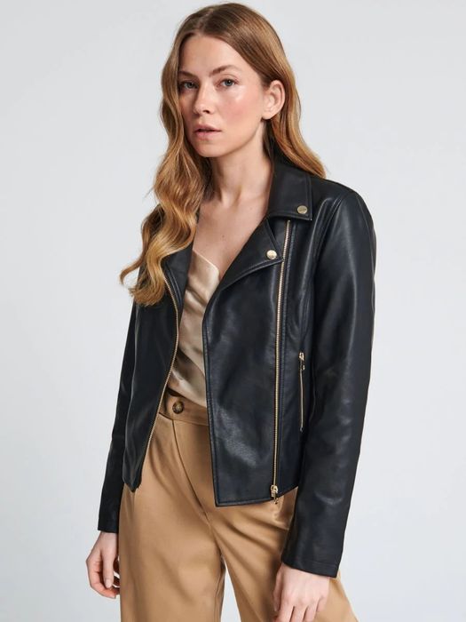 Geaca de piele neagra