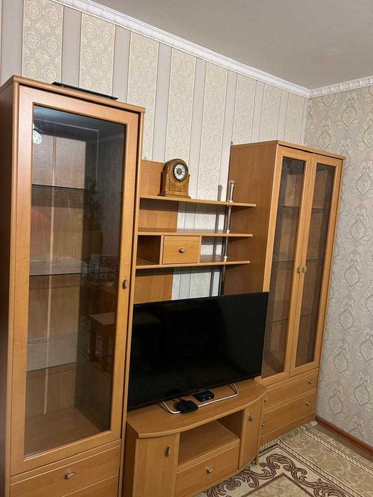 Стенка в гостиную / ТВ-тумба с витринами