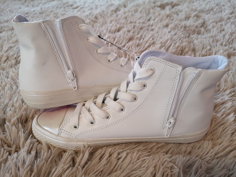 Бели полуботи с връзки