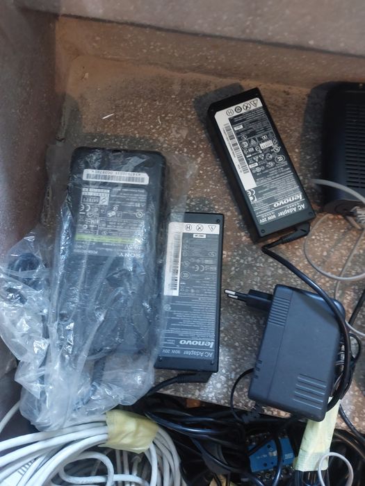 Cabluri, adaptoare, router si baterii