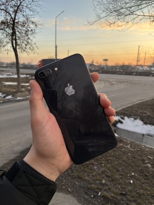 Продам Айфон 8 плюс