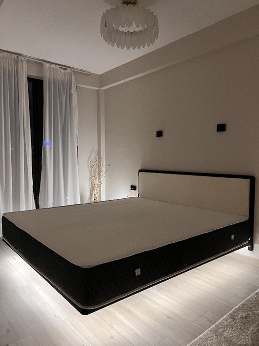 Парящая кровать с мягкой обивкой