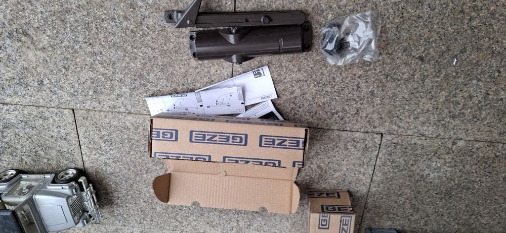 Vand amortizoare usa Geze