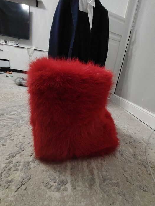 красные меховые сапоги