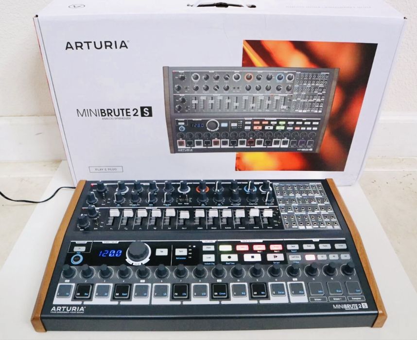 Продам аналоговый полумодульный синтезатор Arturia MiniBrute 2S