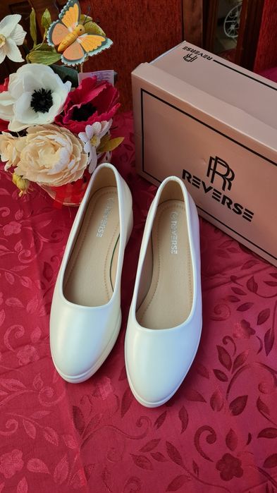 De vânzare două perechi de pantofi noi.