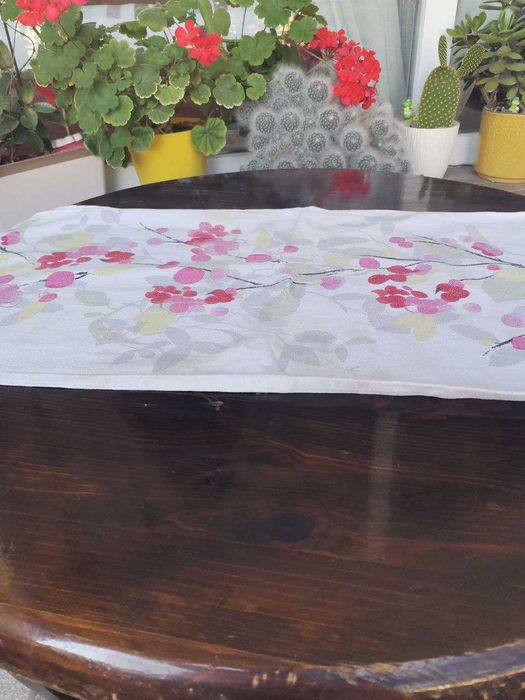 Маса кръгла разтегална масивно ДЪРВО и противовлажна покривка към нея