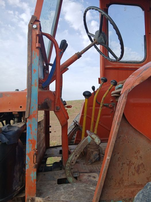 Traktor 28 va tilichka sotiladi narxi 40 million soʻm. Radnoy