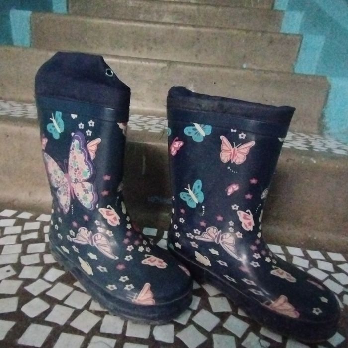 Продам резиновые сапоги на девочку
