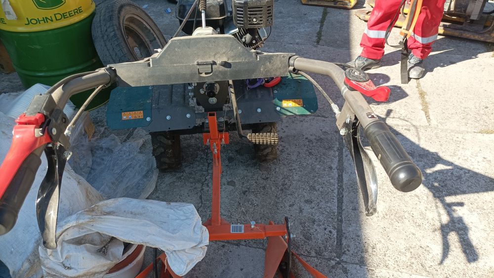 Vând motocultor nou