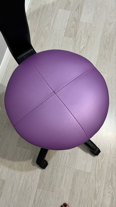 Стул косметолога на колесиках