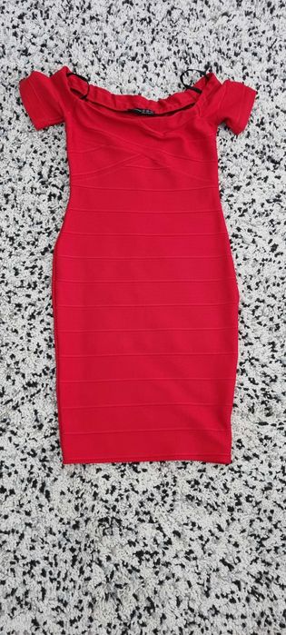 Vand rochii purtate 1 singura data