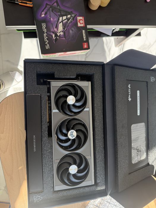 Vand schimb placa video Gaming Sapphire Nitro+ RX 9070 16Gb GDDR6 256 bit NOU