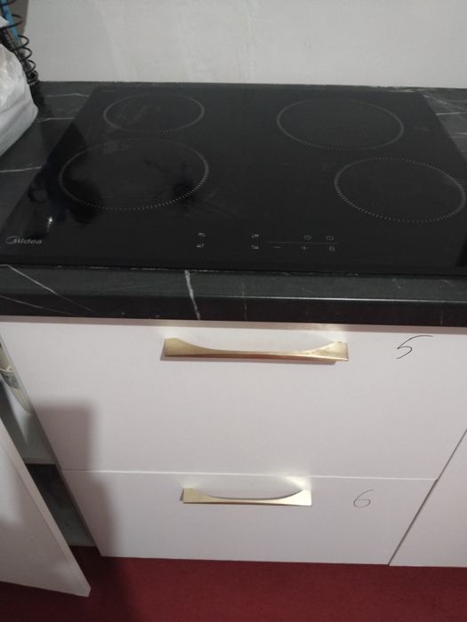 Продам электрическую варочную поверхность Midea