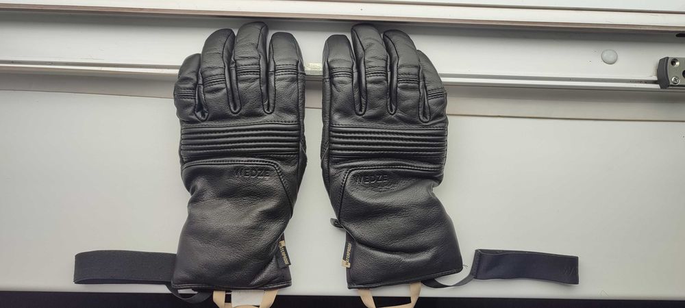 Ски ръкавици 900 – черни, топли и здрави