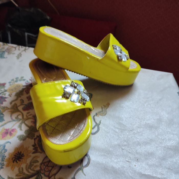 Продается б/у сумка по цене 27000 сум и шлепки по 30000 сум