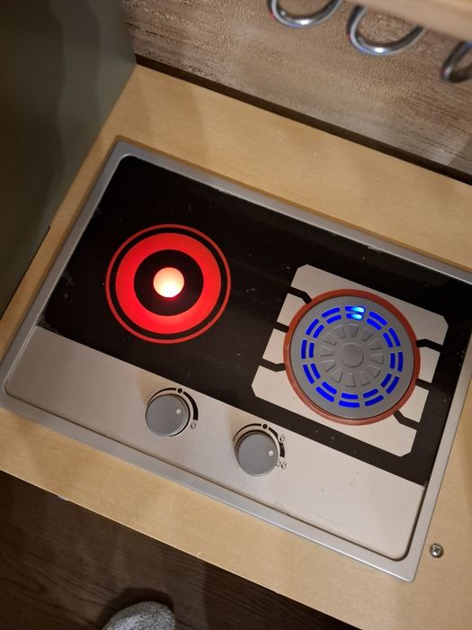 Продавам детска дървена  кухня HAPE