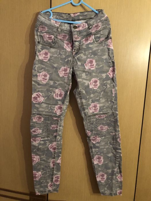 Blugi drepti cu flori