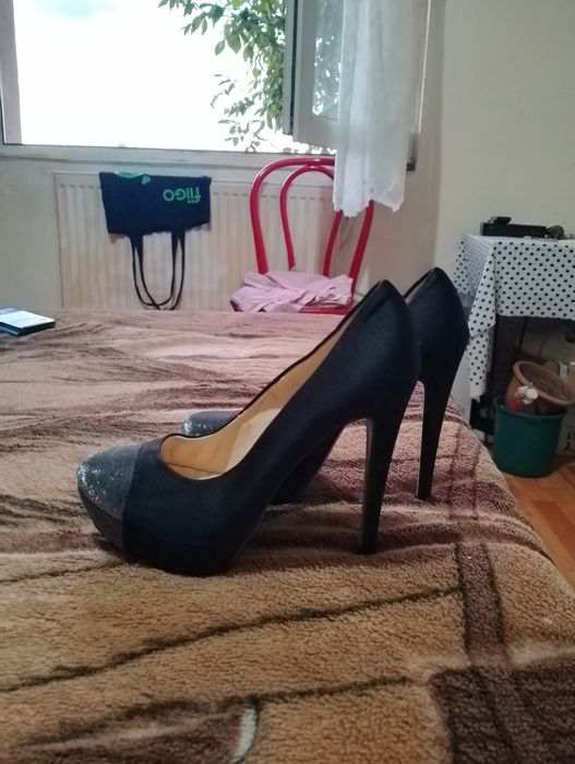 Vând pantofi originali din Italia aproape noi