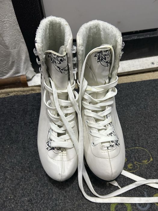 Коньки женские фигурные