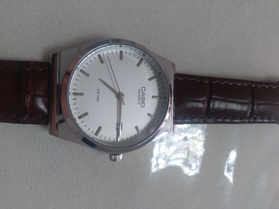 Casio brendining Casio MTP-V002L klassik analog kvarts soati.