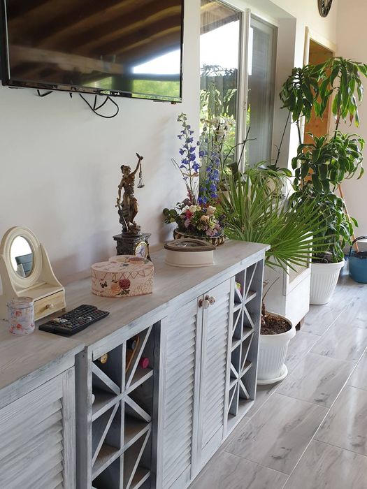 Мебели с жалузни вратички