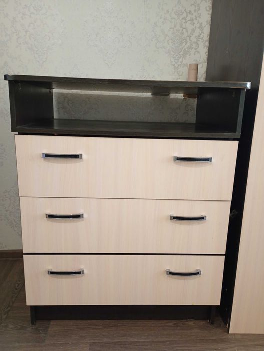 Комод-шкаф с ящиками,вместительный