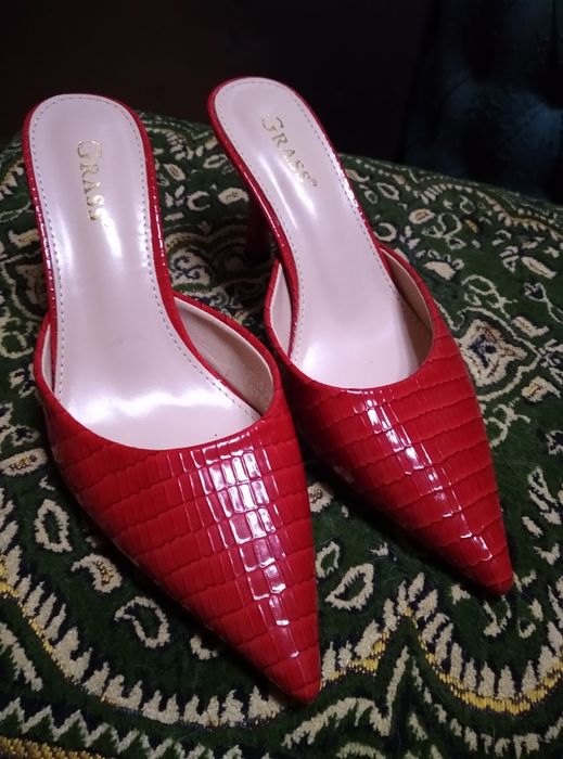 Qizil Narmalni Kablukli Oyoq Kiyim Sotiladi Xalli Kiyilmagan