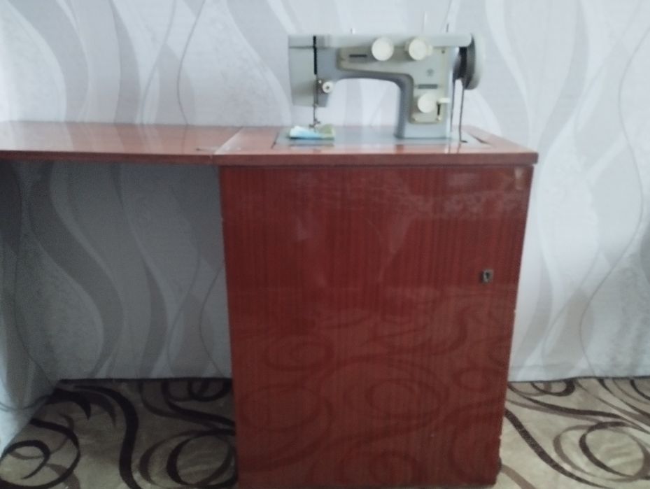 Продам  швейную машинку .