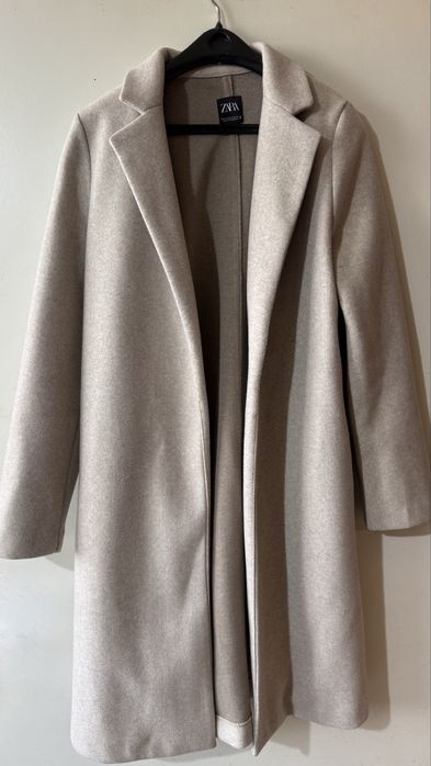 средно дълго бежово палто Зара