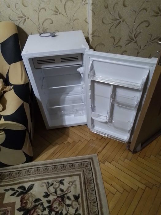 Продавам хладилник 90л Беко