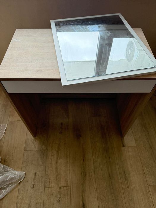 Тоалетка с огледало