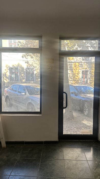 Vand Geamuri, uși, in stare foarte buna, le scoatem toate pentru ca renovam si punem lemn stratificat! Pt cei interresati 0749529086! Pret fosrte bun!