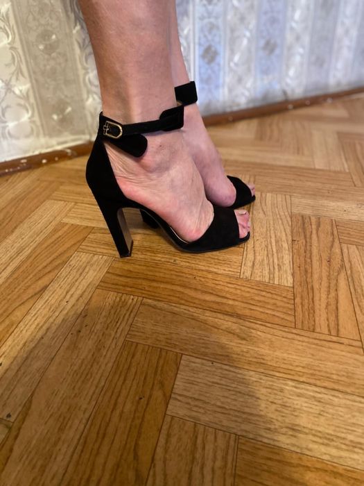 Босоножки черные