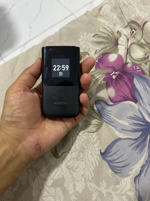 Nokia knopkali zaryadniki bilan beriladi