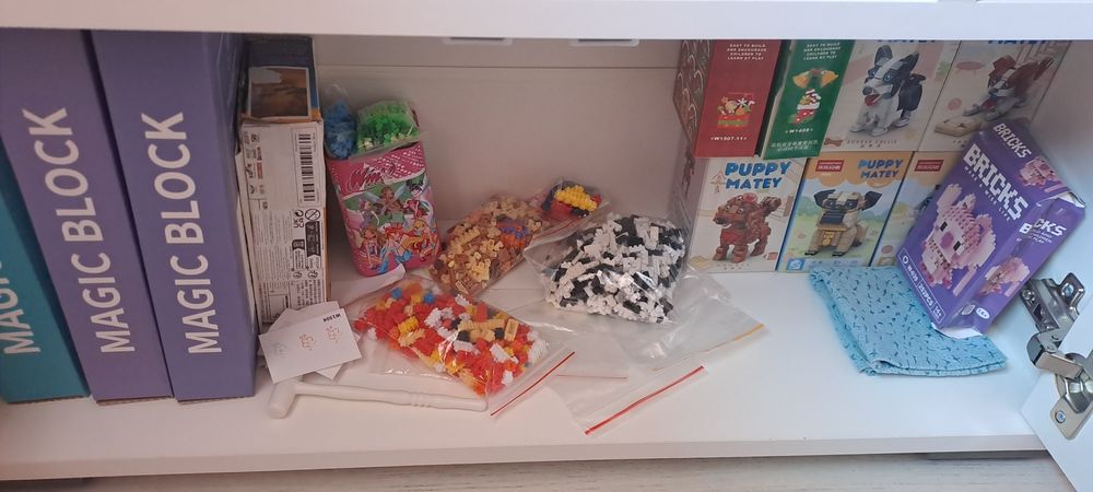 Стеллаж с коллекцией конструктора bricks