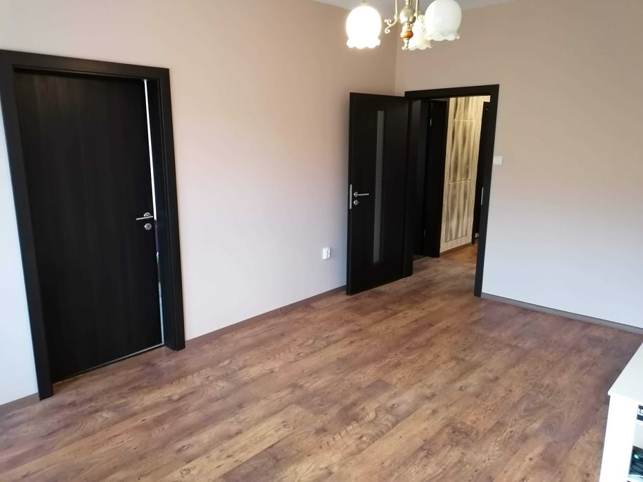 Дава се под наем Тристаен апартамент в Асеновград - 78 кв.м за 300 € - Снимка #1