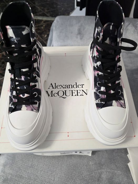 Alexander Mcqueen pentru femei.
