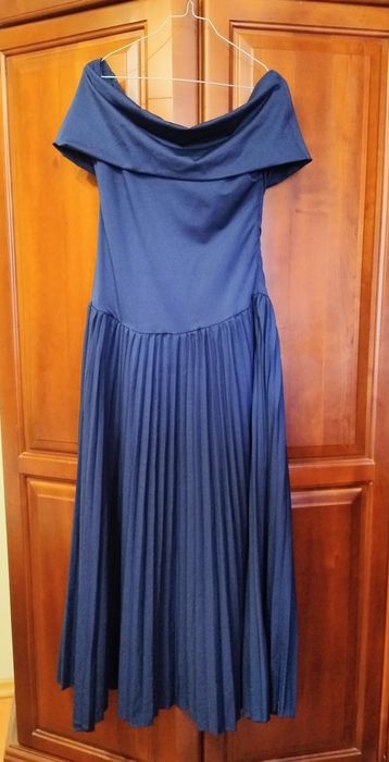 Елегантна тъмносиня рокля с паднали рамене