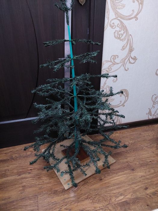 Продаётся новогодняя ёлка.