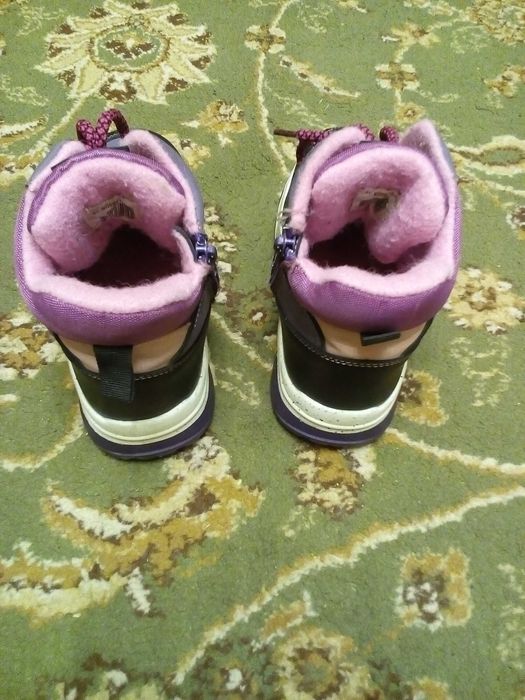 Продам детские утеплённые кроссовки