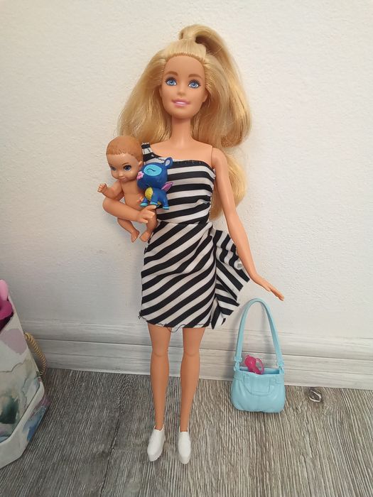 Papusa Barbie cu bebeluș